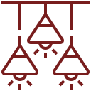 Icono de luces colgantes en forma de triángulo, ideal para ilustrar diseño de interiores y decoración de espacios.